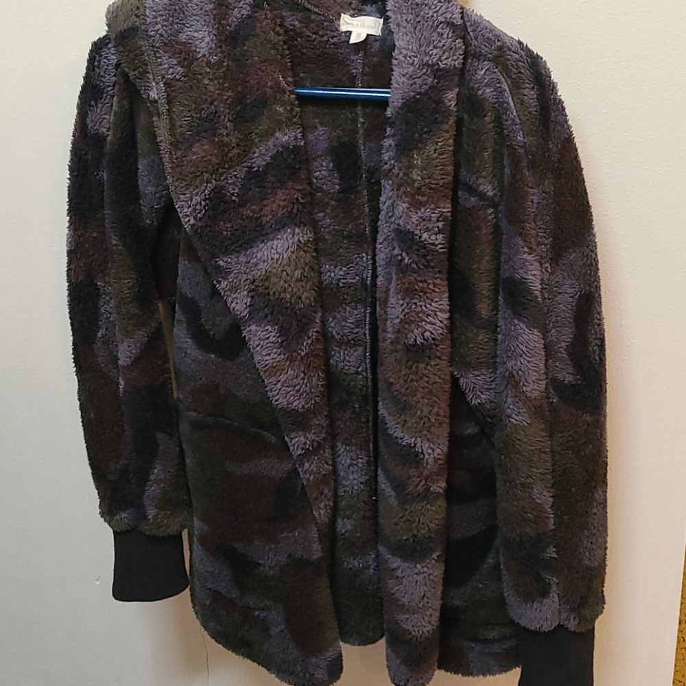 Hem and thread camo cozy jacket